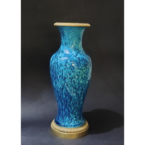 blue turquoise enameled biscuit vase and speckled with blue
China 18th century
Bronze mount 19th century
H27cm